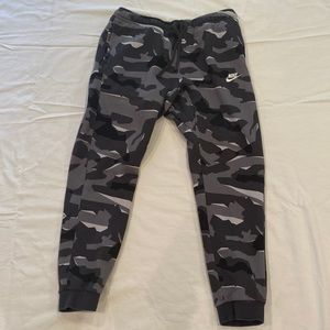 Nike Joggers Camouflage Size Large 40cm Waist, 95cm Length